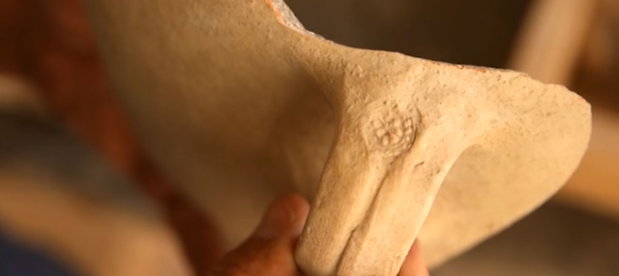 Számos tárgyon olyan rozettás pecséteket találtak, amik nagymértékben megkönnyítették a leletek korának meghatározásá